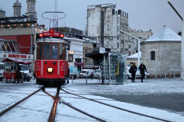 Kar yağışı Taksim`de de etkili oldu.