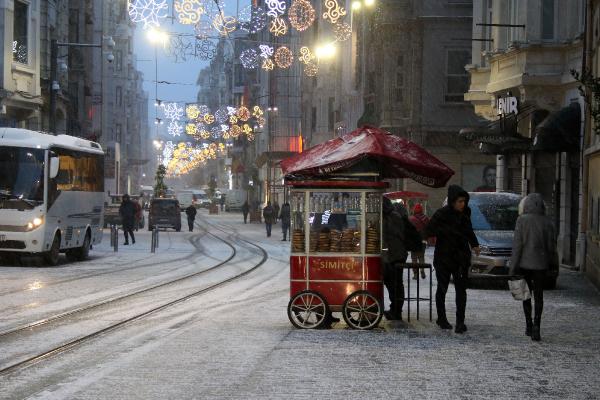 Kar yağışı Taksim`de de etkili oldu.
