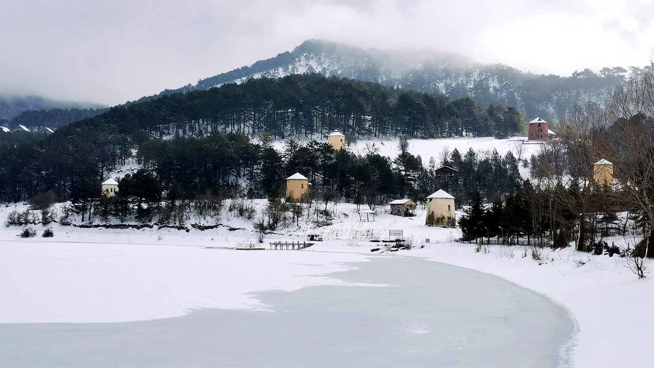 Çubuk köyününün kıyısında yer alan gölü masalsı hale getiren ise yeldeğirmenleri. 