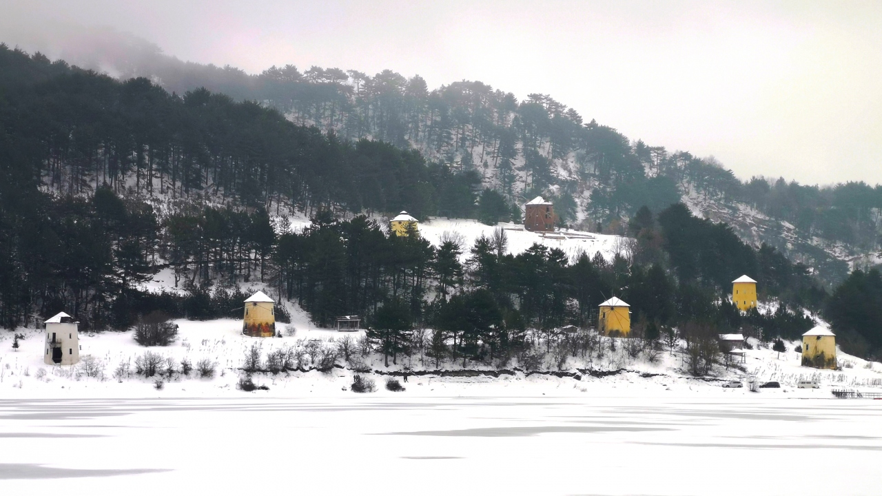 Bir televizyon dizisi için yapılan değirmenlerle göl çevresi film platosuna dönüşmüş.