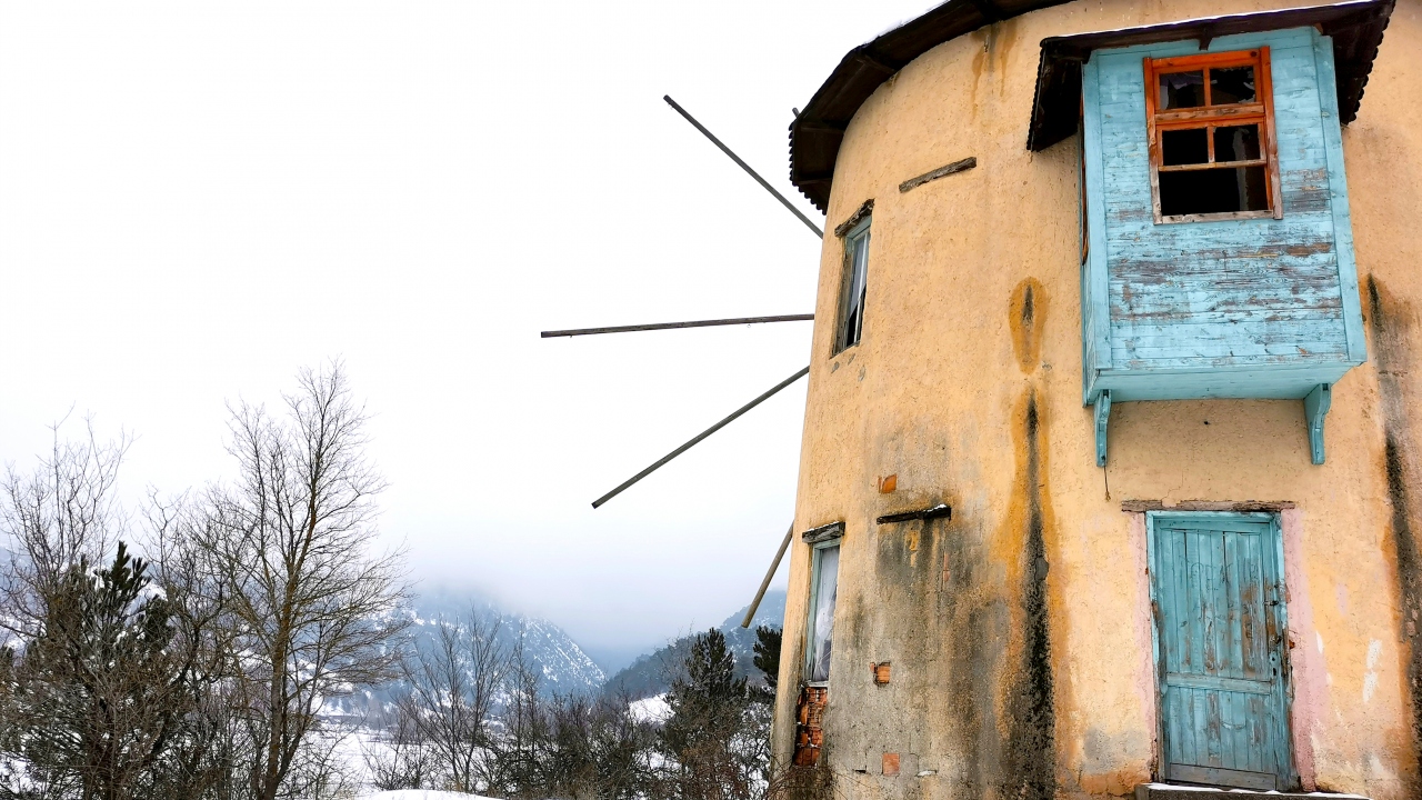 Şimdilerde değirmenlerin içinde köylülerin balık tutmak için kullandığı kayıklar yer alıyor.
