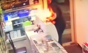 Arızalı telefon tamircinin elinde alev aldı