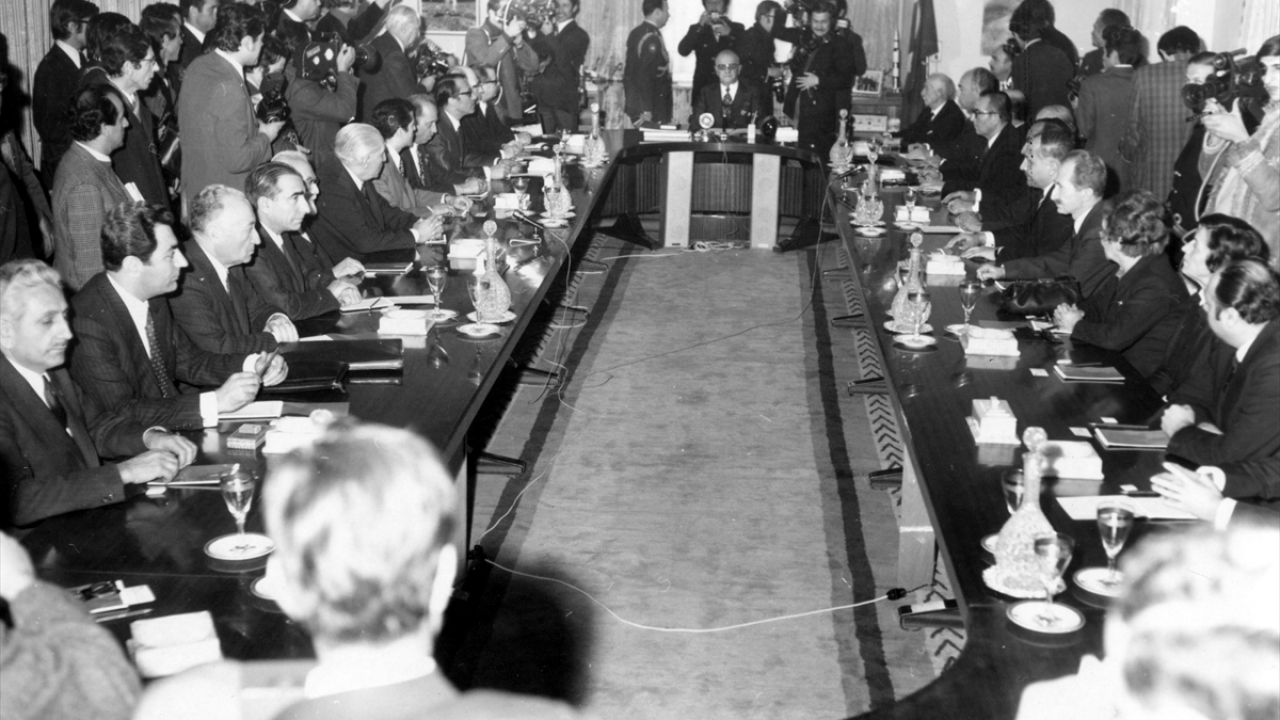 Kurultaydan sonra toplanan ilk genel idare kurulunda da partinin ambleminin "üç hilal" olması kararlaştırıldı. 