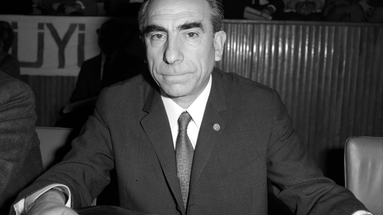 MHP`nin Gençlik Kolları (Ülkü Ocakları) için de "hilal içinde kurt" amblemi benimsendi.