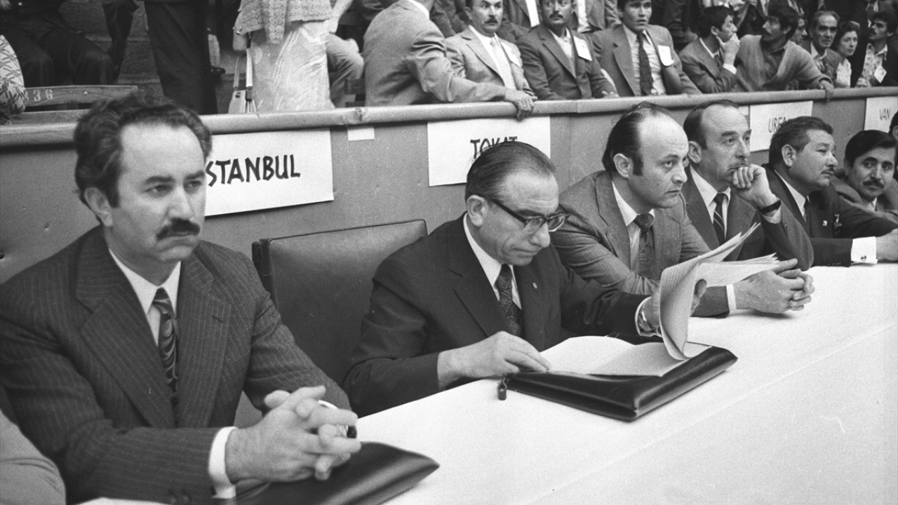 14 Ekim 1973 seçiminde yüzde 3,4 oy alarak 3 milletvekili kazanan MHP, Süleyman Demirel`in başbakanlığında kurulan birinci Milliyetçi Cephe (MC) hükümetine 2 bakanlık alarak dahil oldu. 