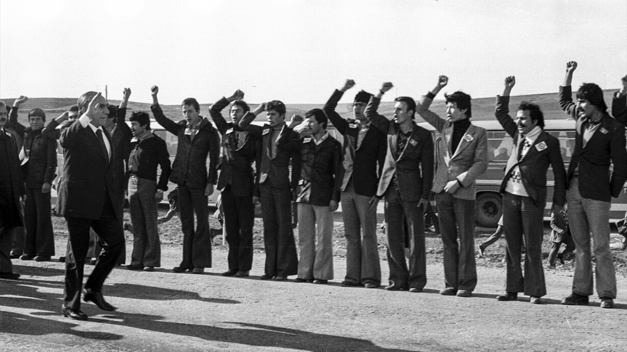 1987 referandumundan sonra Türkeş`in siyasi yasağı kalkınca, MHP`nin kurucu lideri, MÇP Genel Başkanı oldu.