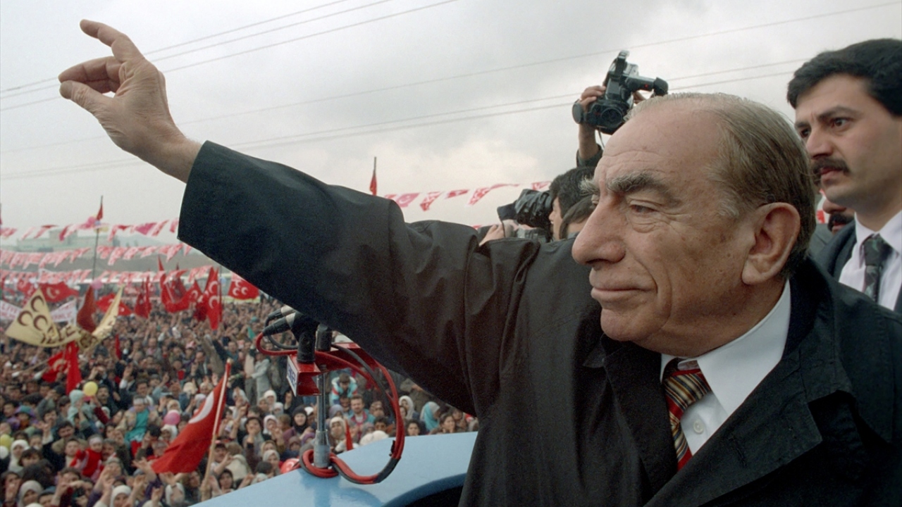 MÇP`nin 24 Ocak 1993`teki Genel Kurulu`nda delegelerin oy birliği ile partinin adı yeniden MHP oldu ve genel başkanlığa tekrar Alparslan Türkeş seçildi.