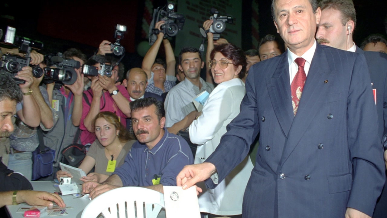 Alparslan Türkeş`in 4 Nisan 1997`de vefat etmesinin ardından 6 Temmuz 1997’de yapılan olağanüstü kurultayda Alparslan Türkeş`in oğlu Tuğrul Türkeş ile Devlet Bahçeli arasında yapılan seçim yarışını Devlet Bahçeli kazandı ve MHP Genel Başkanlığına getirild