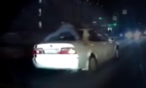 Hırsızların peşini bırakmayan polis, arabanın tavanında 3 kilometre yol gitti