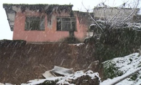 Rize'de ve Adana'da evler heyelandan zarar gördü