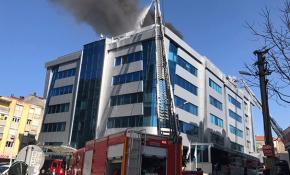 İzmir'de özel hastanenin çatı katında yangın çıktı