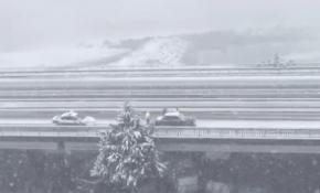 Kar yağışı altında yolda kalan aracı trafik polisleri itti