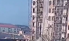 Rusya'da 2 inşaat işçisi iskele çökünce yere düştü