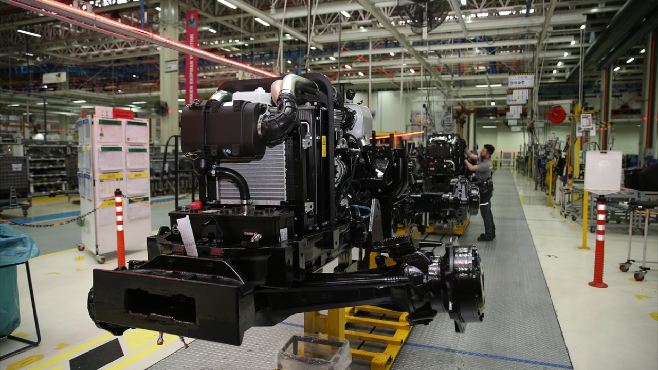 Bugüne kadar 850 binin üzerinde traktörün üretildiği tesislerde, Türk mühendislerin geliştirdiği yerli traktör motorunun da yapımı sağlanıyor.