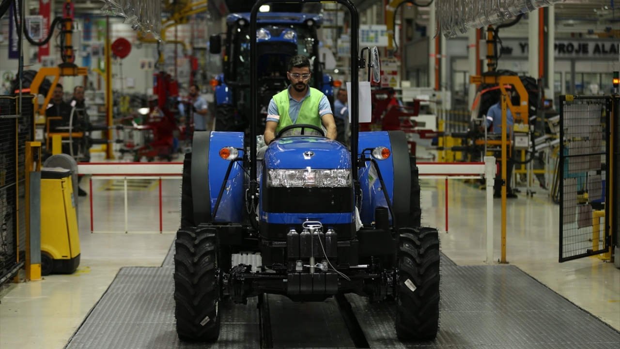 Yerli otomobile de değinen Özüner, kendisinin de eski otomotivci olduğunu ve son gelişmeleri ilgiyle takip ettiğini belirtti.