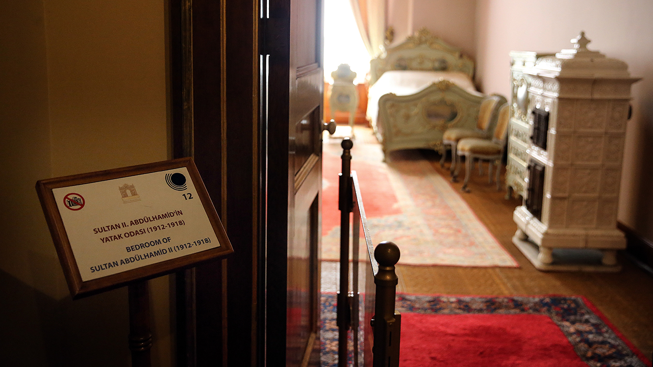 Beylerbeyi Sarayı`nda zorunlu ikamette tutulan Sultan 2. Abdülhamid Han, sarayın harem kısmını kullandı. 