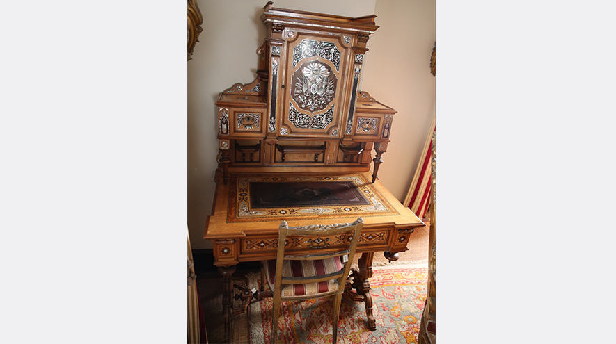 Selanik`te vaktini marangozlukla geçiren Sultan Abdülhamid Han`ın çalışma odasında kendi yaptığı masa (fotoğrafta) da sergileniyor.