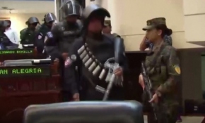 El Salvador'da asker ve polis meclisi bastı