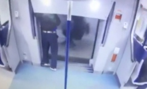 Yanlış metroya bindiğini fark edince dışarı atladı