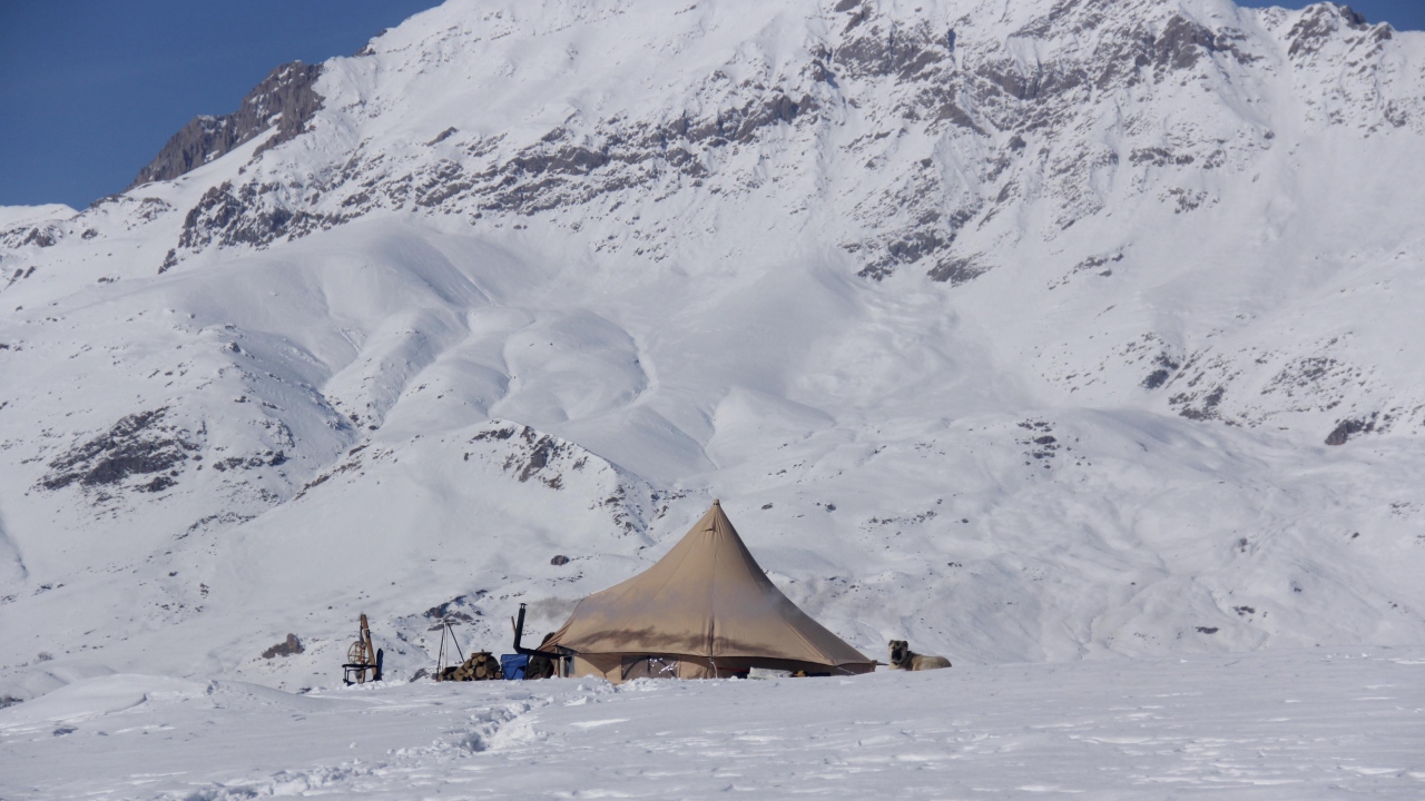 Munzur Dağları arasında yer alan 1500 rakımlı Ovacık, kış aylarında eşsiz manzarası, temiz havası ve doğal güzellikleriyle çevre il ve ilçelerden çok sayıda doğaseverin ilgisini çekiyor.