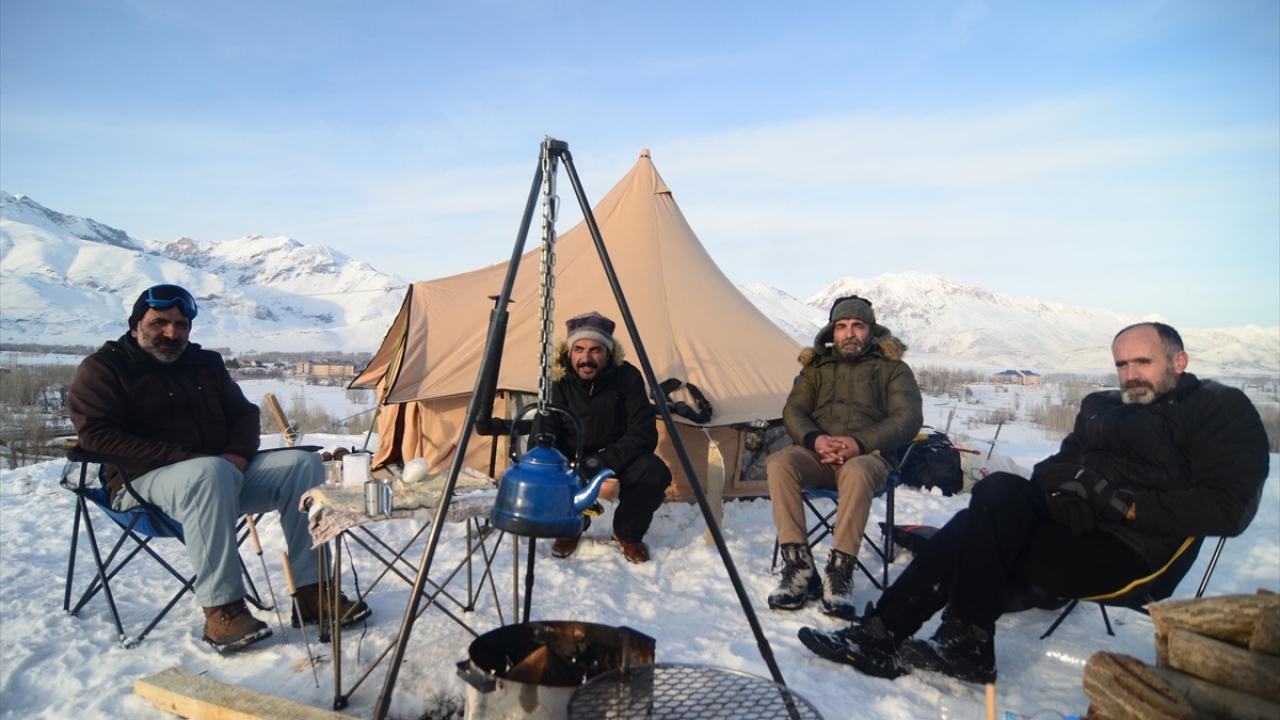 Kış güzelliklerinin keyfini çıkarmak üzere İstanbul, Konya ve İzmir`den ilçeye gelen 5 doğasever, Ovacık Kayak Merkezi mevkisinde bulunan bir tepede iki günlük kamp kurdu.