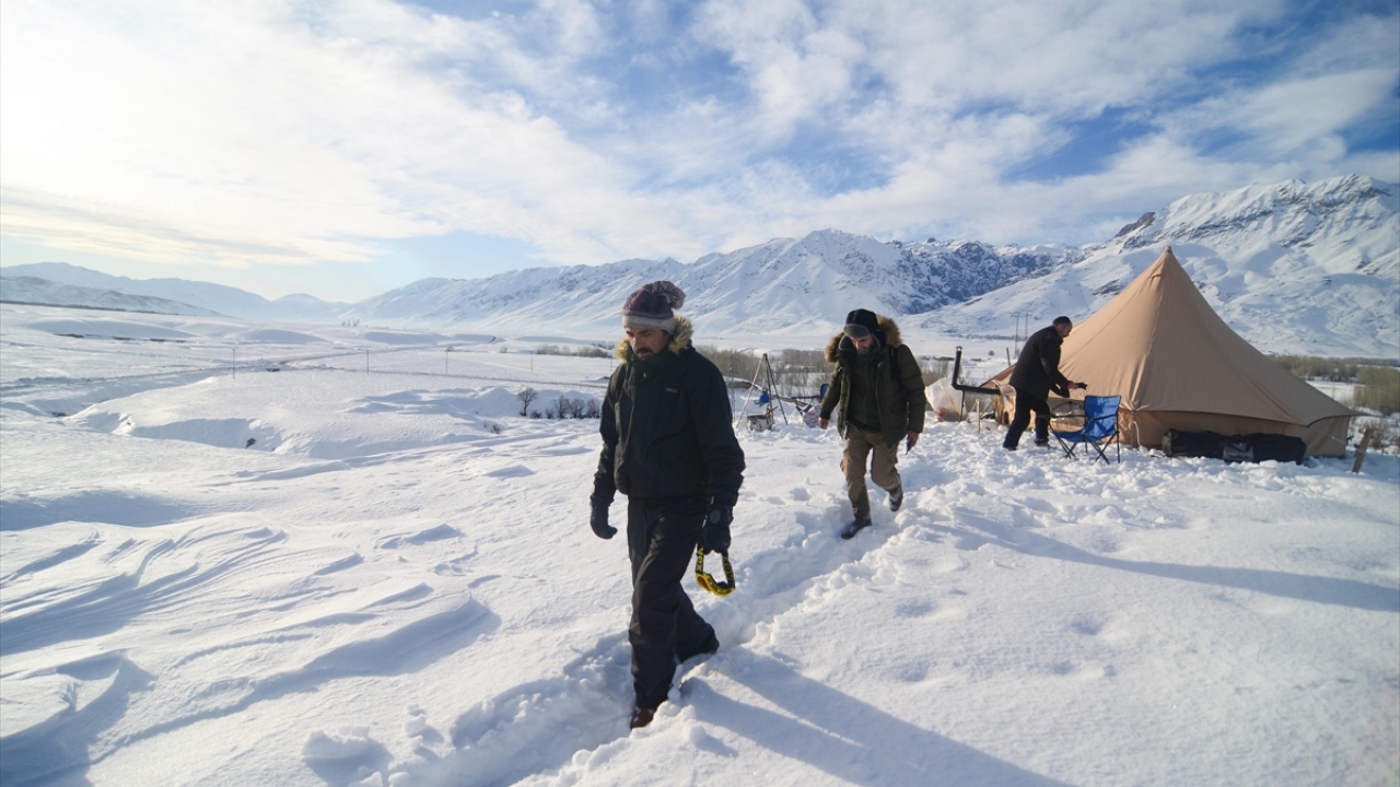 Kamp boyunca eşsiz doğanın tadını çıkaran doğaseverler, hava sıcaklığının sıfırın altında olmasına rağmen geceyi çadırda geçirdi.
