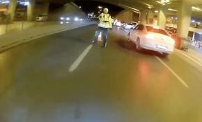 'Dur' ihtarına uymadı, motosikletini polislerin üzerine sürdü