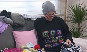 Tek koluyla Elazığ'daki depremzedeler için atkı örüyor