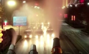 Çin'de sokaklar kamyonlarla dezenfekte ediliyor