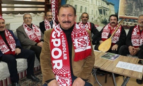 Sivaslı aşıklardan sazlı sözlü hakem tepkisi