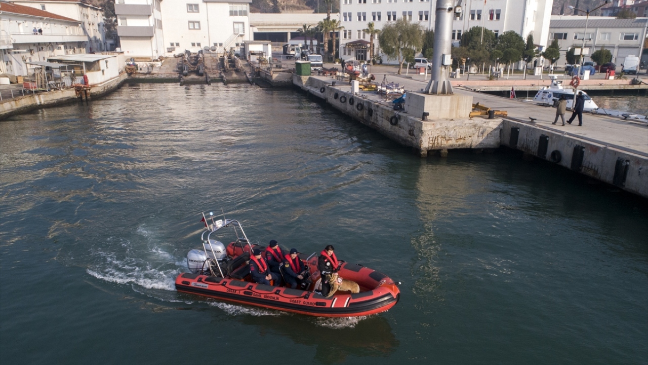 Sahil Güvenlik Ege Deniz Bölge Komutanlığı`nda köpek idarecisi olarak görev yapan Uzman Çavuş Muhammet Arıkan, yaptığı açıklamada, Barut`un her an göreve hazır olması için özel bir eğitim programı uyguladıklarını söyledi.