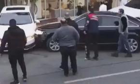 Bilincini kaybeden sürücü, park halindeki otomobile çarptı