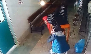 Camideki yardım kutusunu masayla birlikte çaldılar