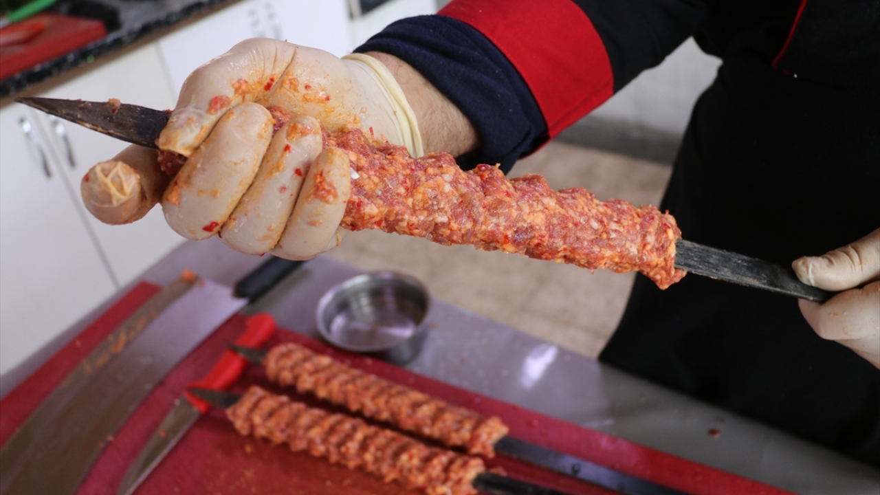 Lokantasında kaz etinin alışılmış şekilde haşlanmış, fırınlanmış halinin pilav eşliğinde satışını yapan Türkmen, bu etin tüketimini yaygınlaştırmak ve yörenin damak tadına uygun hale getirmek için arayış içine girdi.