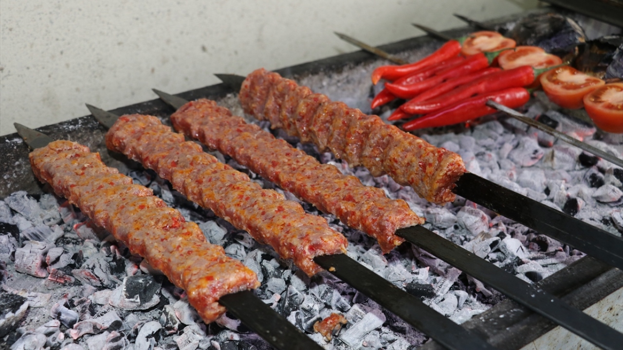 Bekir Türkmen, yaptığı açıklamada, Kars`ta kaz yetiştiriciliğini gördükten sonra memleketine dönünce tavuk üreticilerinden kazları satın aldığını belirtti.