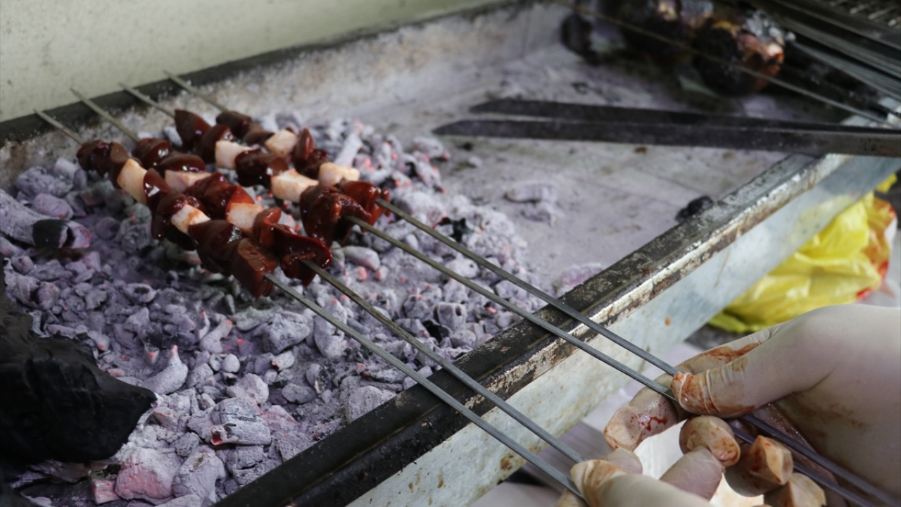 Türkmen, bir kazdan az miktarda ciğer çıktığı için bu lezzeti tatmak isteyenlerin önceden haber vermesi gerektiğini de belirtti.