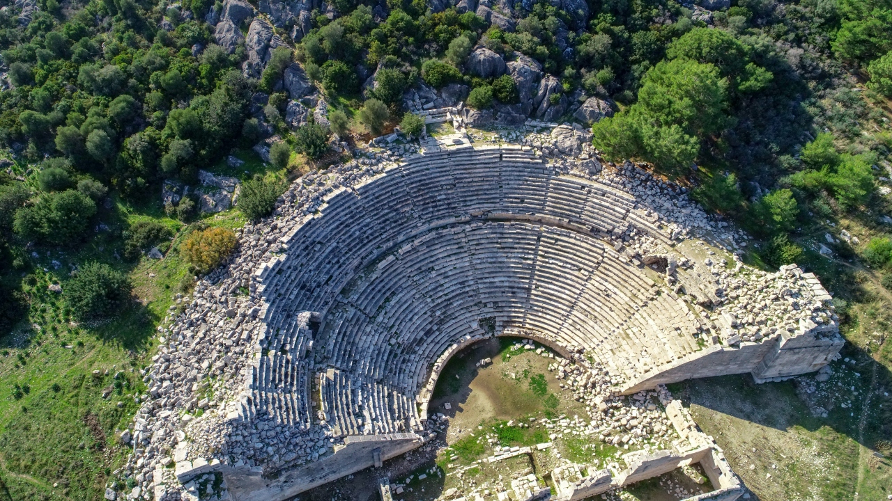 Antalya`nın Kaş ilçesine 40 kilometre uzaklıkta yer alan ve Likya`nın en önemli ve en eski şehirlerinden olan Patara Antik Kenti, Türkiye`deki önemli antik kentler arasında yer alıyor.
