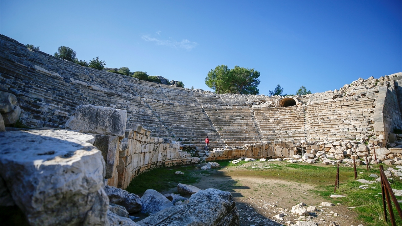 M.Ö. 1. yüzyılın ortalarında 23 kentten oluşan Likya Birliği`nin, Teke Yarımadasında Fethiye`den Antalya`ya uzanan bölgede egemenlik alanının bulunduğunu ifade eden Işık, Likyalıların Anadolu`da kendine özgü bir kültürünün olduğunu kaydetti.