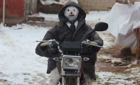 Yaptıkları kardan adamı motosiklete bindirdiler