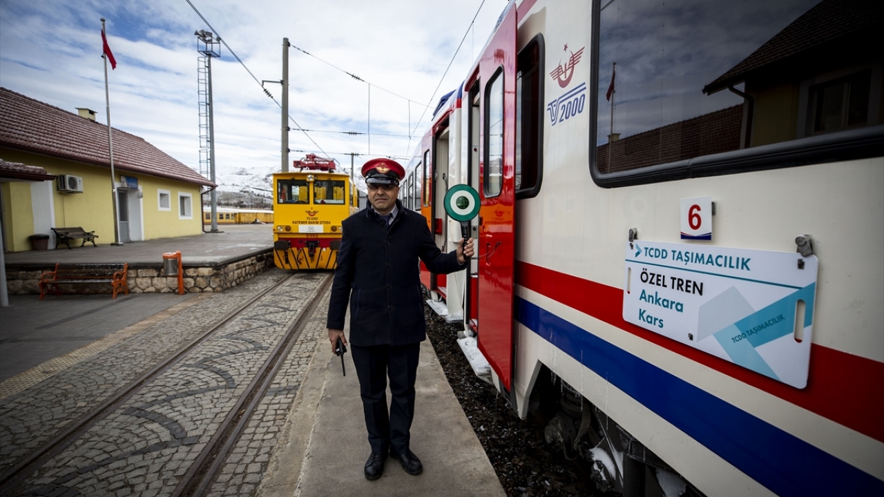 Ankara-Kars-Ankara güzergahında her gün yapılan seferlerde Turistik Doğu Ekspresi, Erzincan, Erzincan-İliç, Erzurum, Sivas-Divriği ve Sivas-Bostankaya istasyonlarında uzun süreli durarak, yolcularının buralarda keşfe çıkmasına imkan veriyor. 