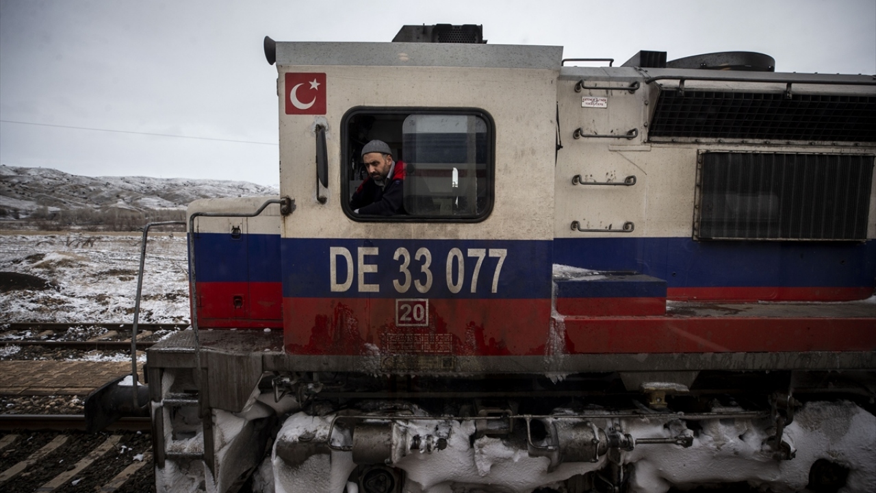 Ankara-Kars yönünde Erzincan`da 2 saat 50 dakika, İliç`te 3 saat 5 dakika ve Erzurum`da 2 saat 40 dakika duran turistik tren, Kars-Ankara yönünde ise Divriği`de 2 saat 50 dakika ve Bostankaya`da 3 saat 15 dakika mola veriyor.
