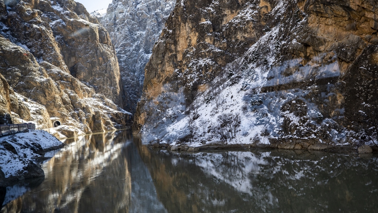Turistik trenin İliç`teki molasında Bağıştaş Köprüsü, Kemaliye Karanlık Kanyon, Kemaliye evlerini görme fırsatı bulunuyor.