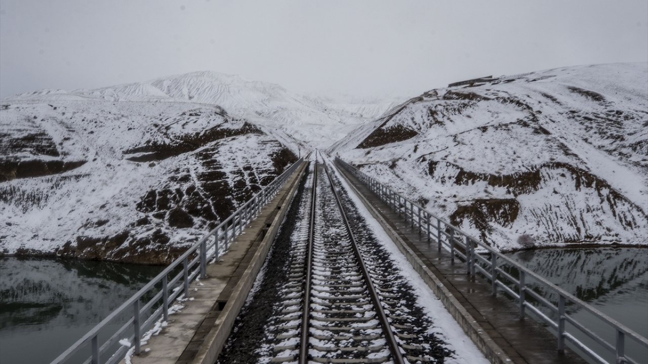 Erzurum Kongresi`nin düzenlendiği bina, Atatürk`ün kentte konakladığı müze ev, Taşhan ve Erzurum evleri de kentte görülmesi gereken yerler arasında bulunuyor.