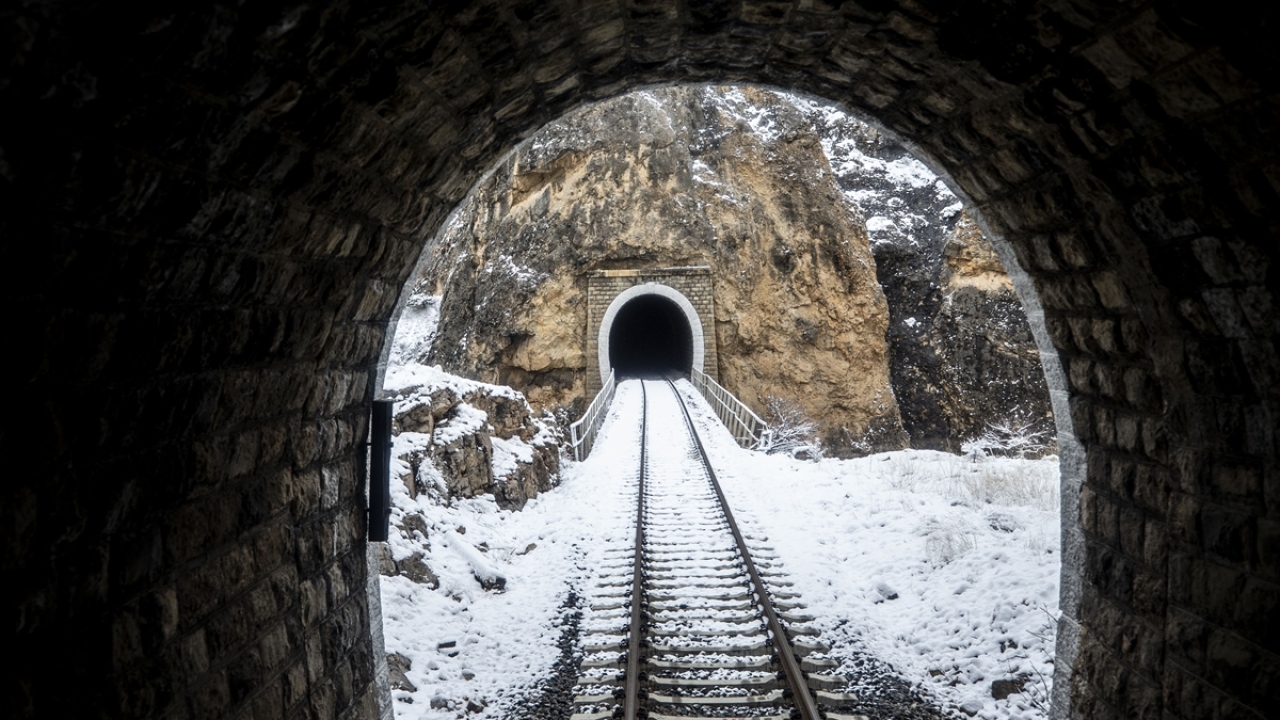 Ünlü mutasavvıf Ebü`l Hasan Harakani`nin türbesi ve cami, Kars Müzesi, 1579 yılından kalma Taş Köprü, Kümbet Camisi şehirde görülmesi gereken yerler arasında bulunuyor.