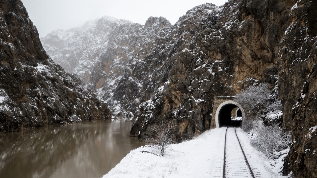 Tandırda kaz çekmesi, tencerede şiş kebap, ekşili et, haşıl, kete, hasuda Kars`a özgü lezzetler arasında yer alıyor. 