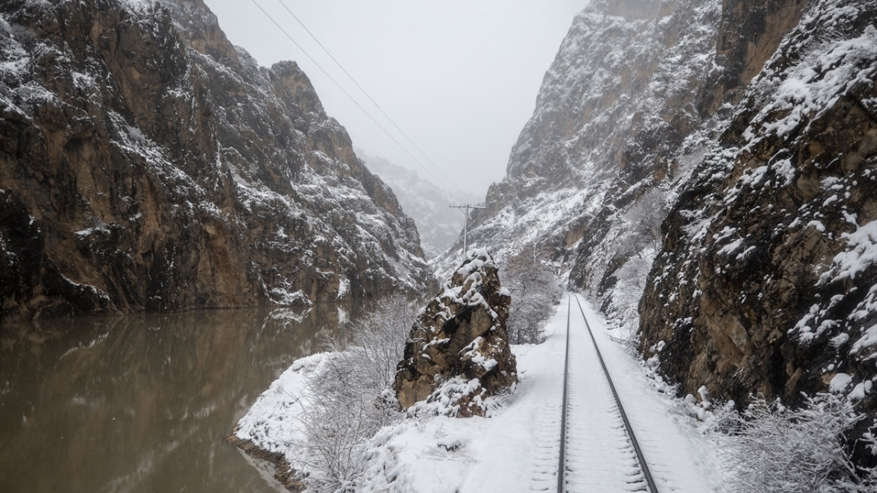 Sadece Kağızman`da yetişen uzun elma, bal ve kaşar peyniri, kaz tüyü yastık yolcuların sevdiklerine götürebilecekleri hediyelikler arasında bulunuyor.