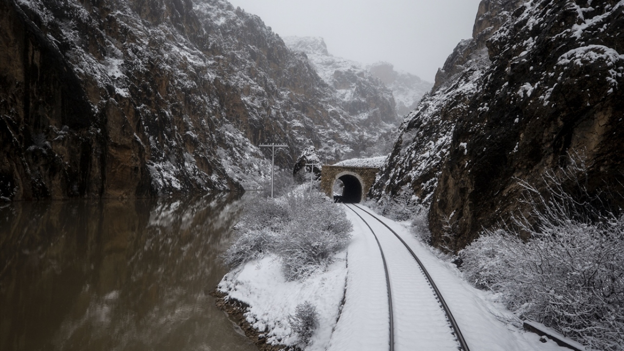 Turistik tren 1 hizmet, 1 yemekli, 11 yataklı vagondan oluşuyor ve 220 yolcu kapasitesiyle hizmet veriyor.