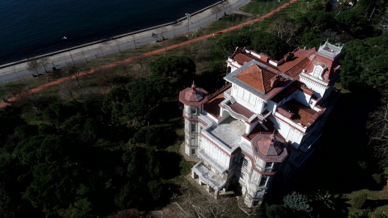 Yıllardır bakımsız bir halde bırakıldığı için eski zarafetinden eser kalmadığı görülen tarihi Ragıp Paşa Köşkü, yeni alıcısıyla eski ihtişamlı günlerine kavuşmayı bekliyor. 