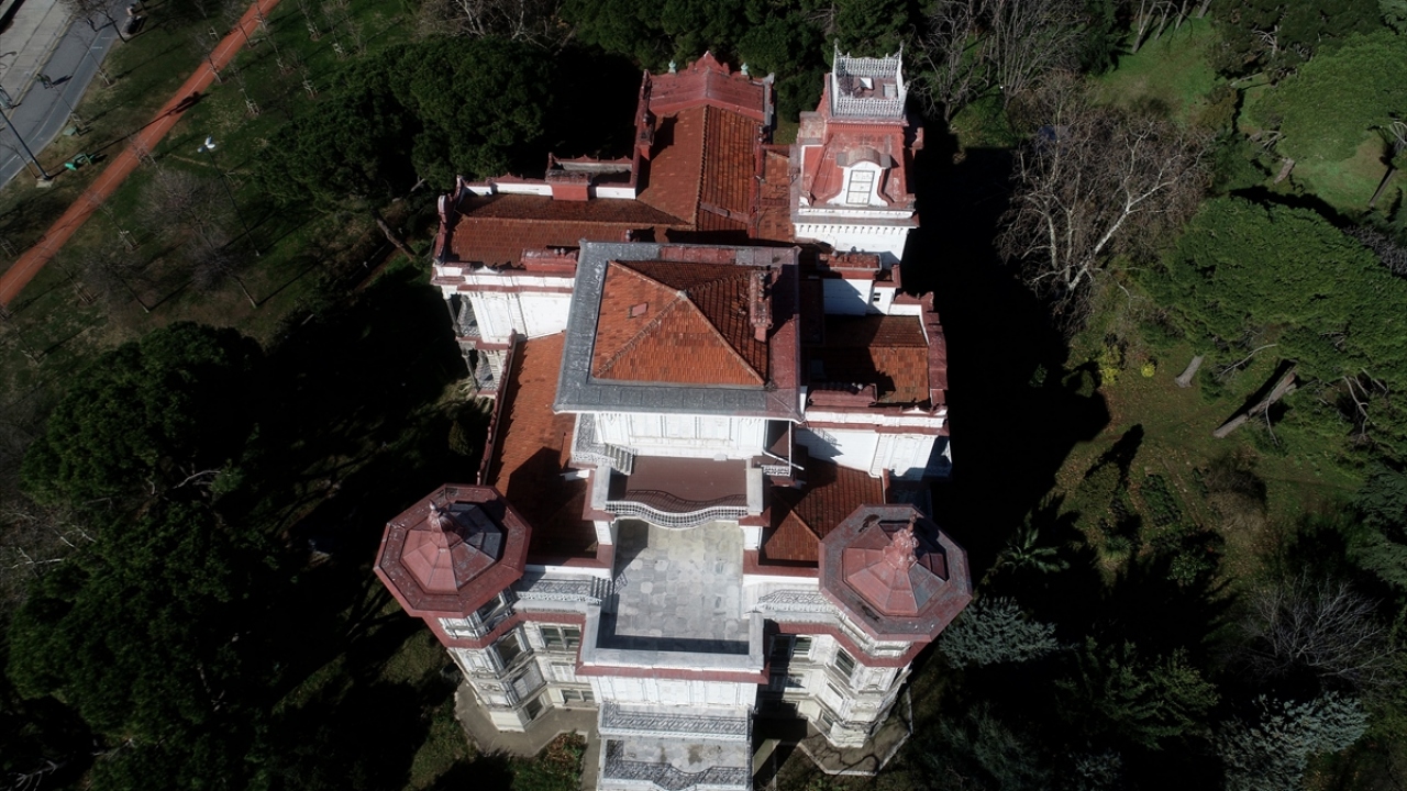 Kadıköy`ün simgeleri arasında gösterilen 27 dönüm bahçe içerisindeki Ragıp Paşa Köşkü`nün tavanları, eritilerek elde edilen altın varaklarla süslü.