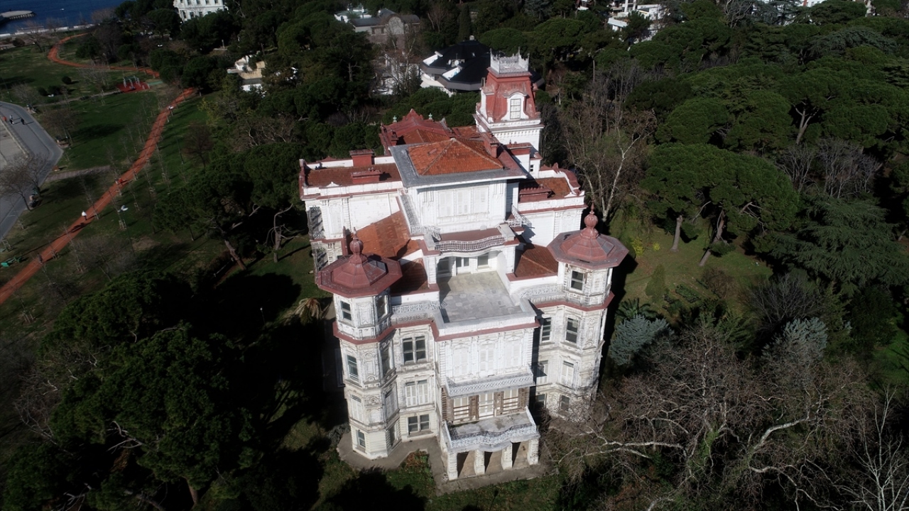 Mülk sahibi hakkında başlatılan icra takibi nedeniyle satışa çıkarılan Caddebostan`daki tarihi Ragıp Paşa Köşküne ilişkin İstanbul Anadolu Adliyesinin 5. ve 10. icra müdürlüklerinin kıymet takdir çalışmaları sürüyor.